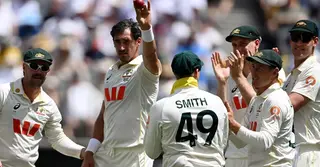 স্টার্ক ঝড়ে উড়ে গেল ইংল্যান্ড; ১৭২ রানে শেষ প্রথম ইনিংস